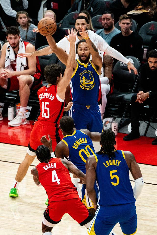 关于勇士与火箭的激烈交锋引发球迷热议的信息