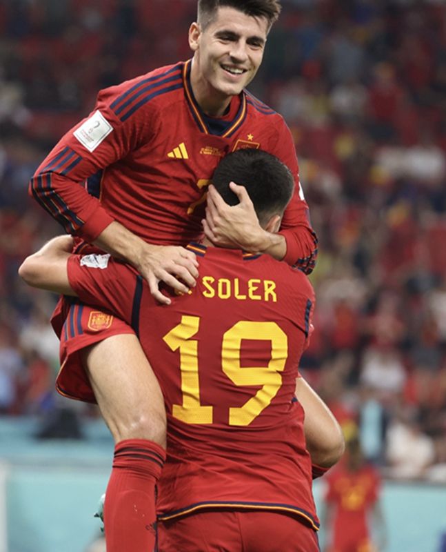 爱游戏网址-两支西班牙劲旅交手，双方角逐激烈