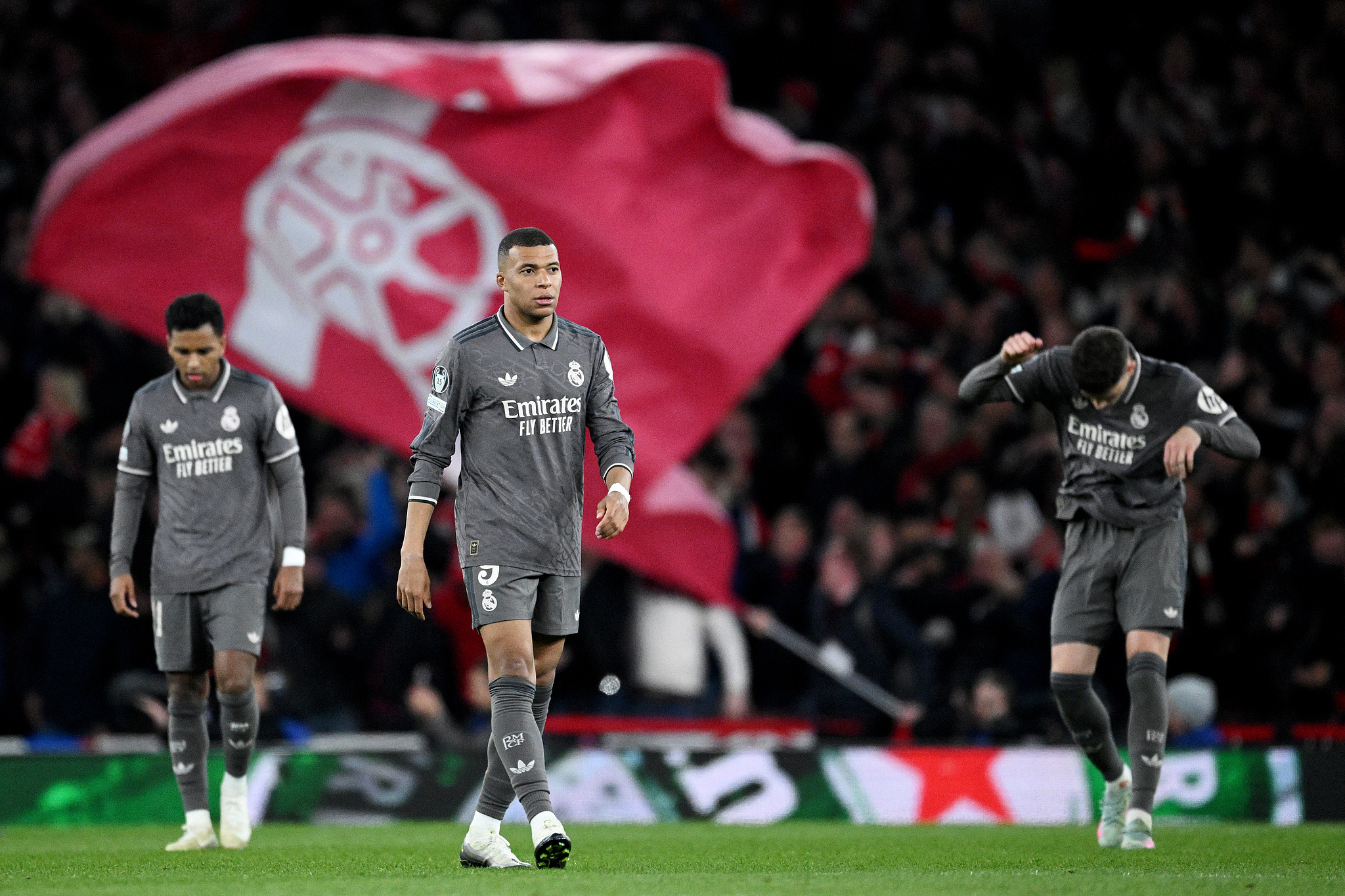 爱游戏下载-阿森纳前锋梅开二度，助球队稳住胜局