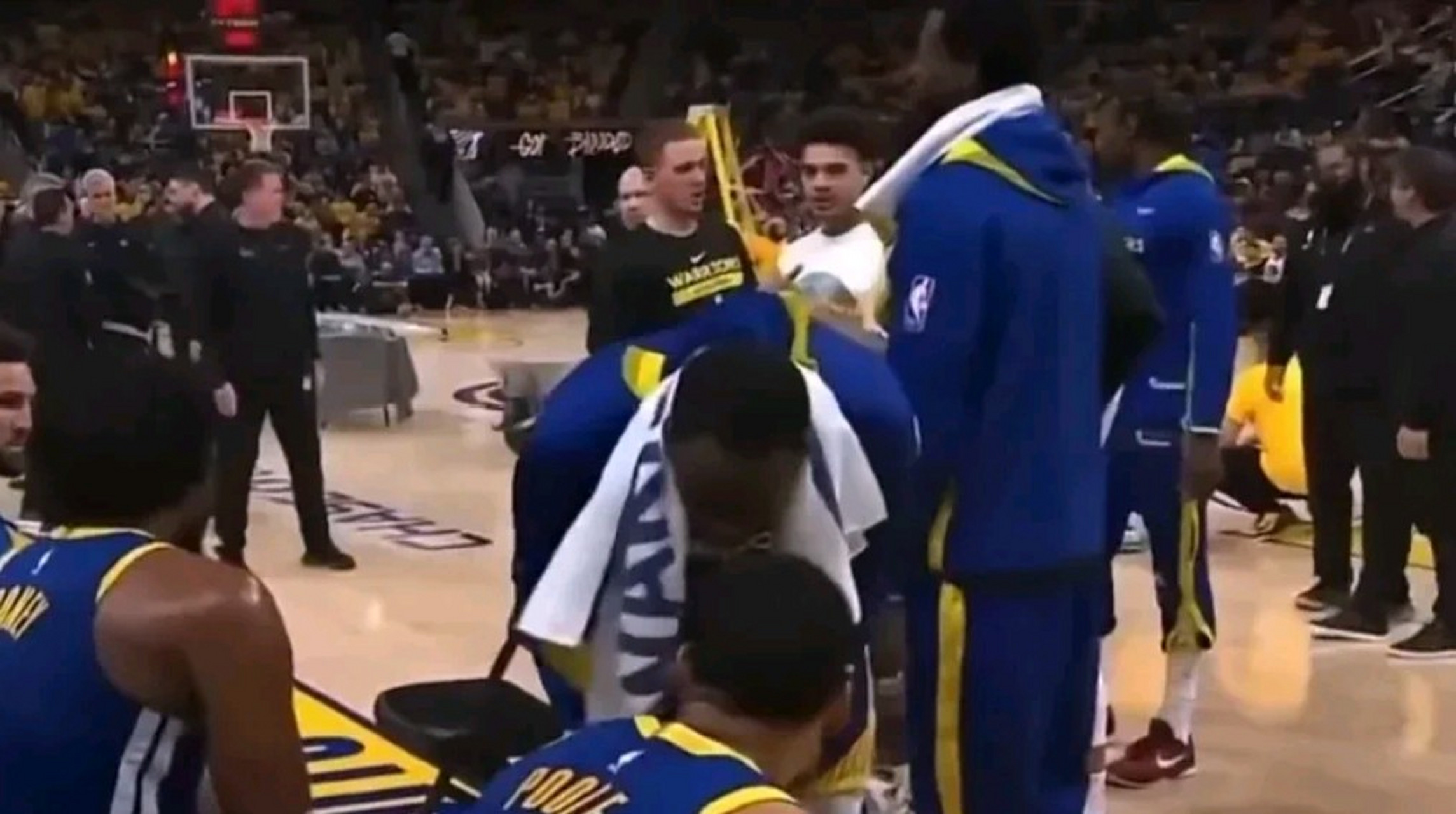 爱游戏在线登录-关于篮球明星与队友矛盾激化，教练组面临难题的信息